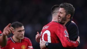 Sesko abraza a Carrick tras el duelo