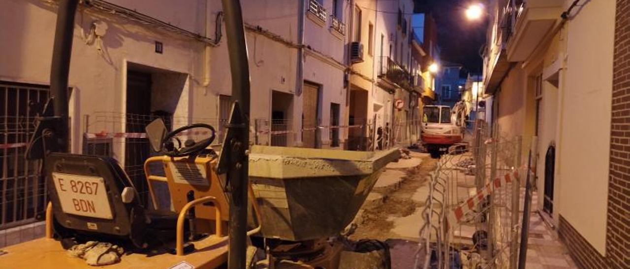 Obras de cambio de tuberías enla calle Verge de Sales y a la derecha los trabajos de renovación del pavimento de la ermita de Sant Llorenç. | LEVANTE-EMV