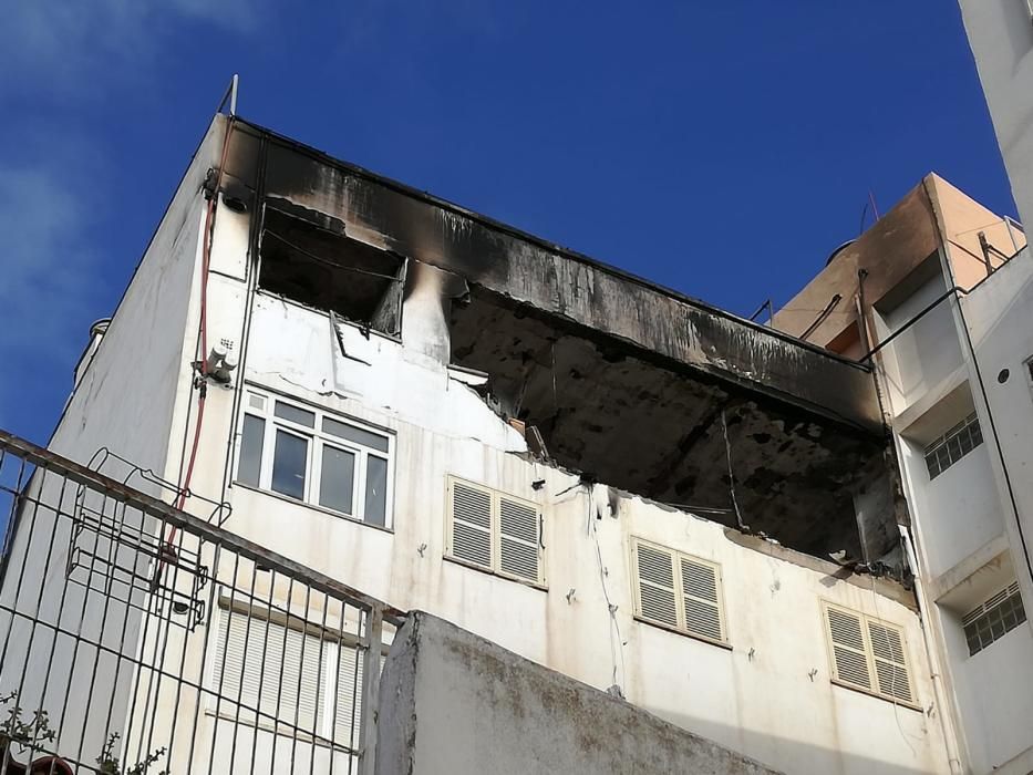 La Policía Científica de la Policía Nacional, los Bombers de Palma y los técnicos de Cort han inspeccionado el ático devastado en el Coll den Rabassa