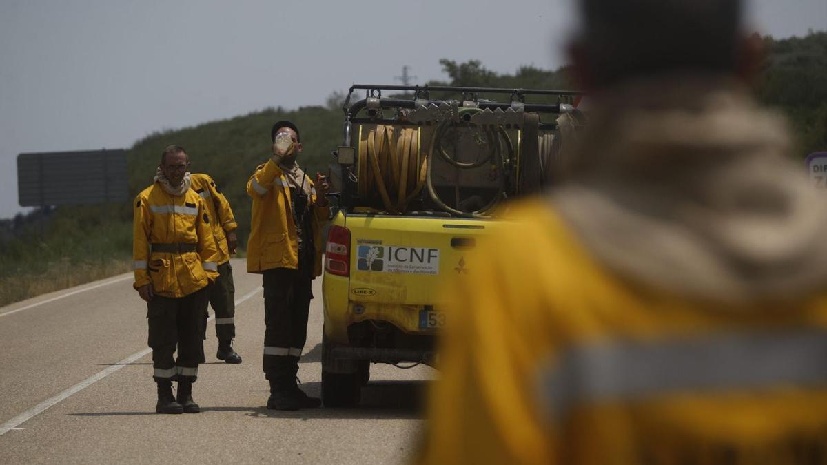 Bomberos forestales se hidratan bebiendo agua durante las labores de extinción de los incendios en Zamora, en Figueruela y en Roelos.