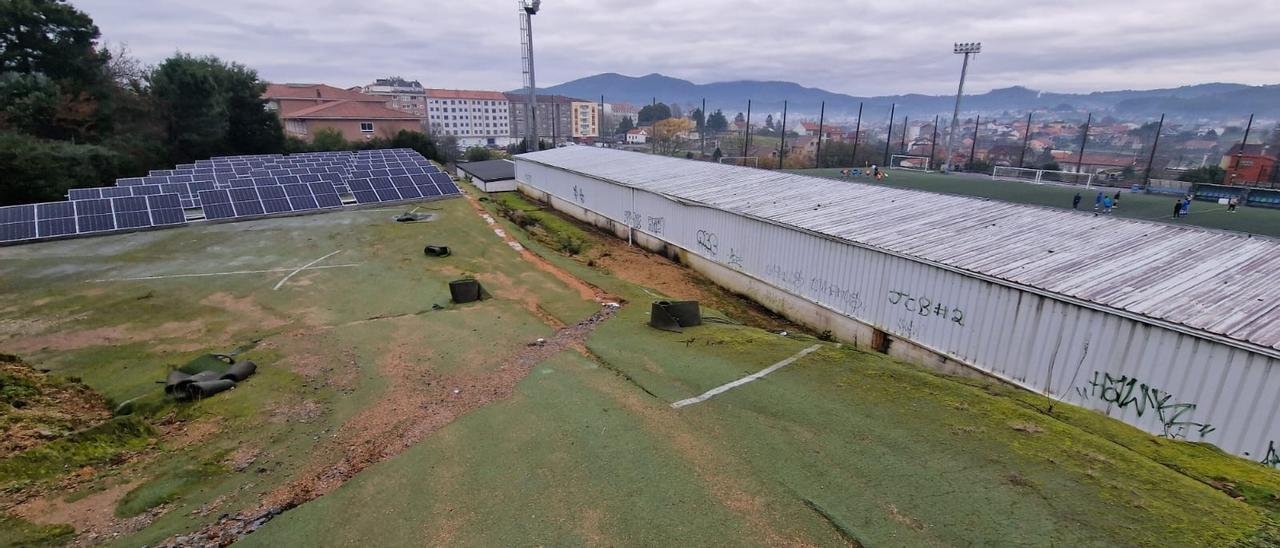 Paneles solares instalados entre el pabellón polideportivo y el campo de fútbol Manuel Jiménez. Al fondo, el centro de la ciudad.