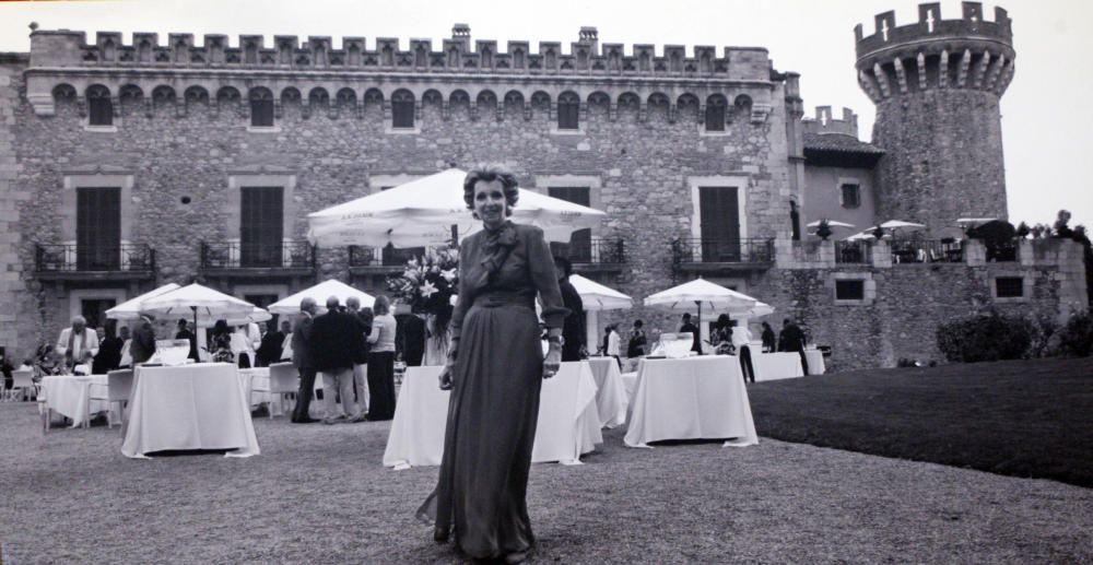 Carmen Mateu davant del Castell de Peralada, durant una edició del Festival de música i dansa que s’hi celebra cada estiu i que ella va impulsar.