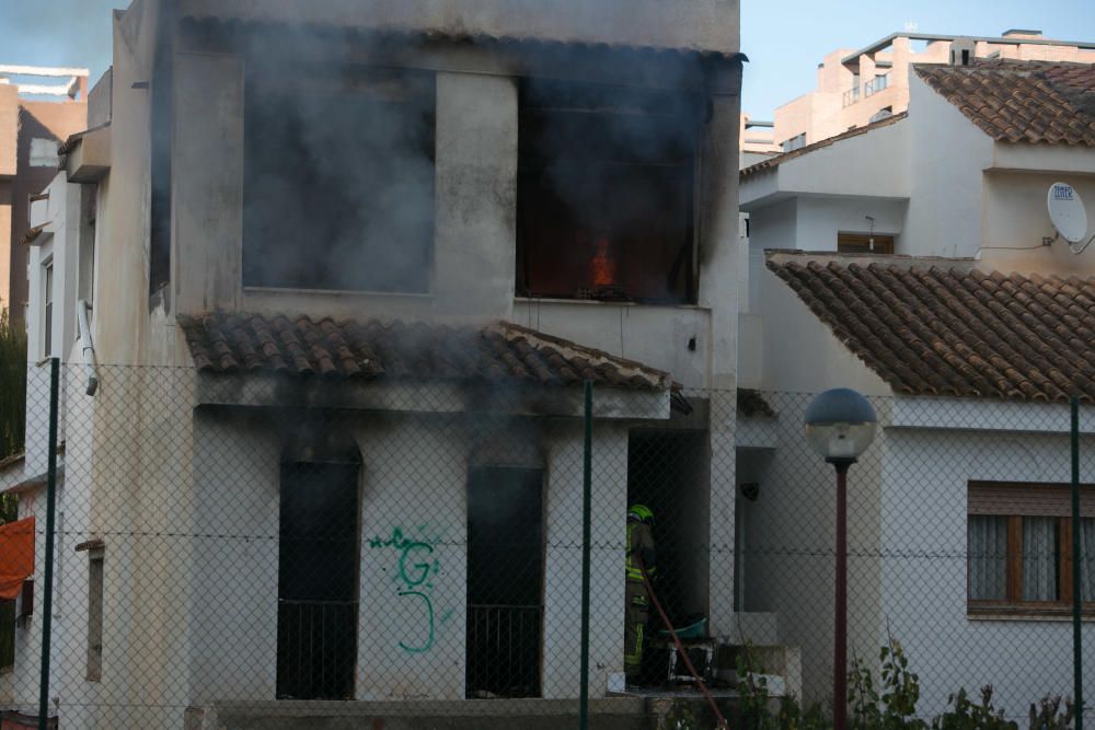 Incendio en un bungalow abandonado en urbanización Jardines de Las Huertas.