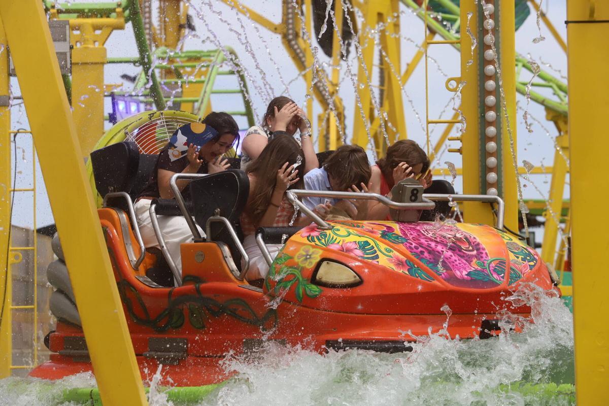 El ambiente familiar gana protagonismo en el recinto ferial pese al calor de la jornada