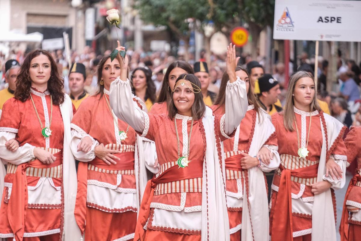 Las mejores imágenes del Desfile del 50 aniversario del Primer Congreso Nacional de Fiestas de Moros y Cristianos en Villena Las mejores imágenes del Desfile del 50 aniversario del Primer Congreso Nacional de Fiestas de Moros y Cristianos en Villena