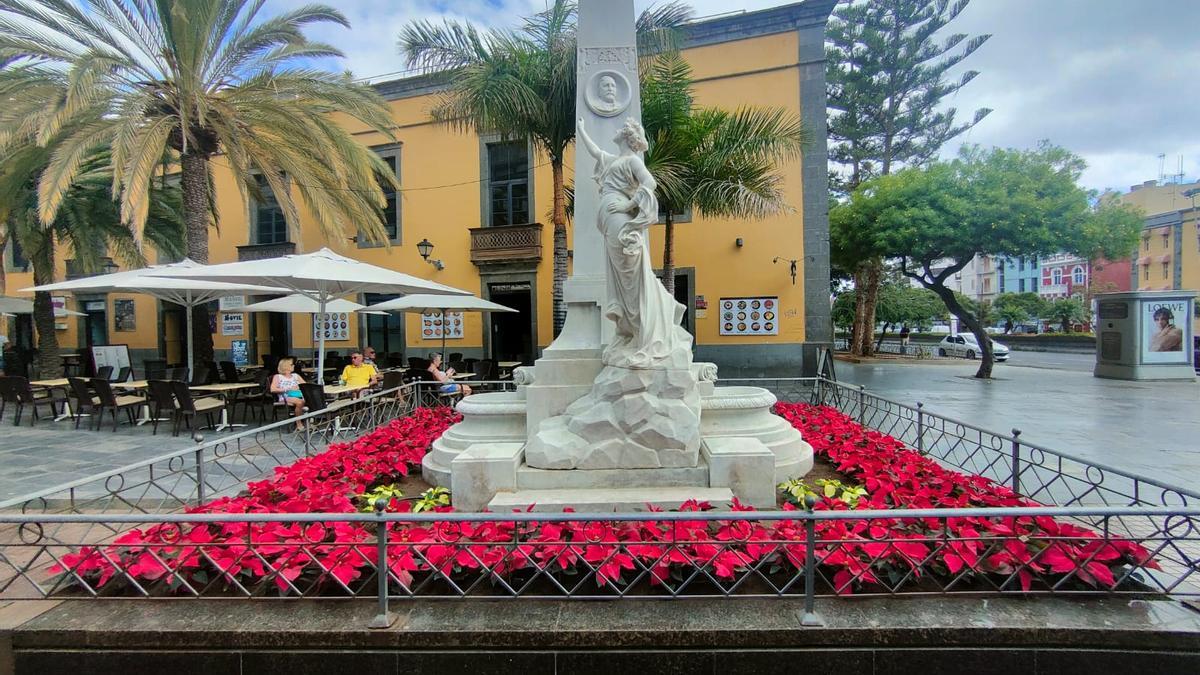 La Plaza de las Ranas ataviada con las flores.