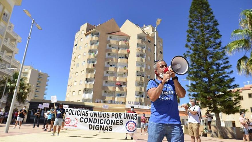 Los agentes hicieron dos filas y guardaron dos metros de distancia.