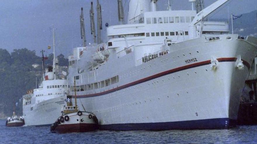 El “Hidria Segundo” junto con el “Roberto”, suministrando  agua potable a sendos cruceros atracados en el muelle de trasatlánticos en agosto de 1986.