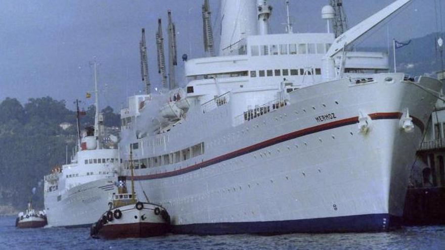 El “Hidria Segundo” junto con el “Roberto”, suministrando  agua potable a sendos cruceros atracados en el muelle de trasatlánticos en agosto de 1986.  | // FRANCISCO DÍAZ GUERRERO