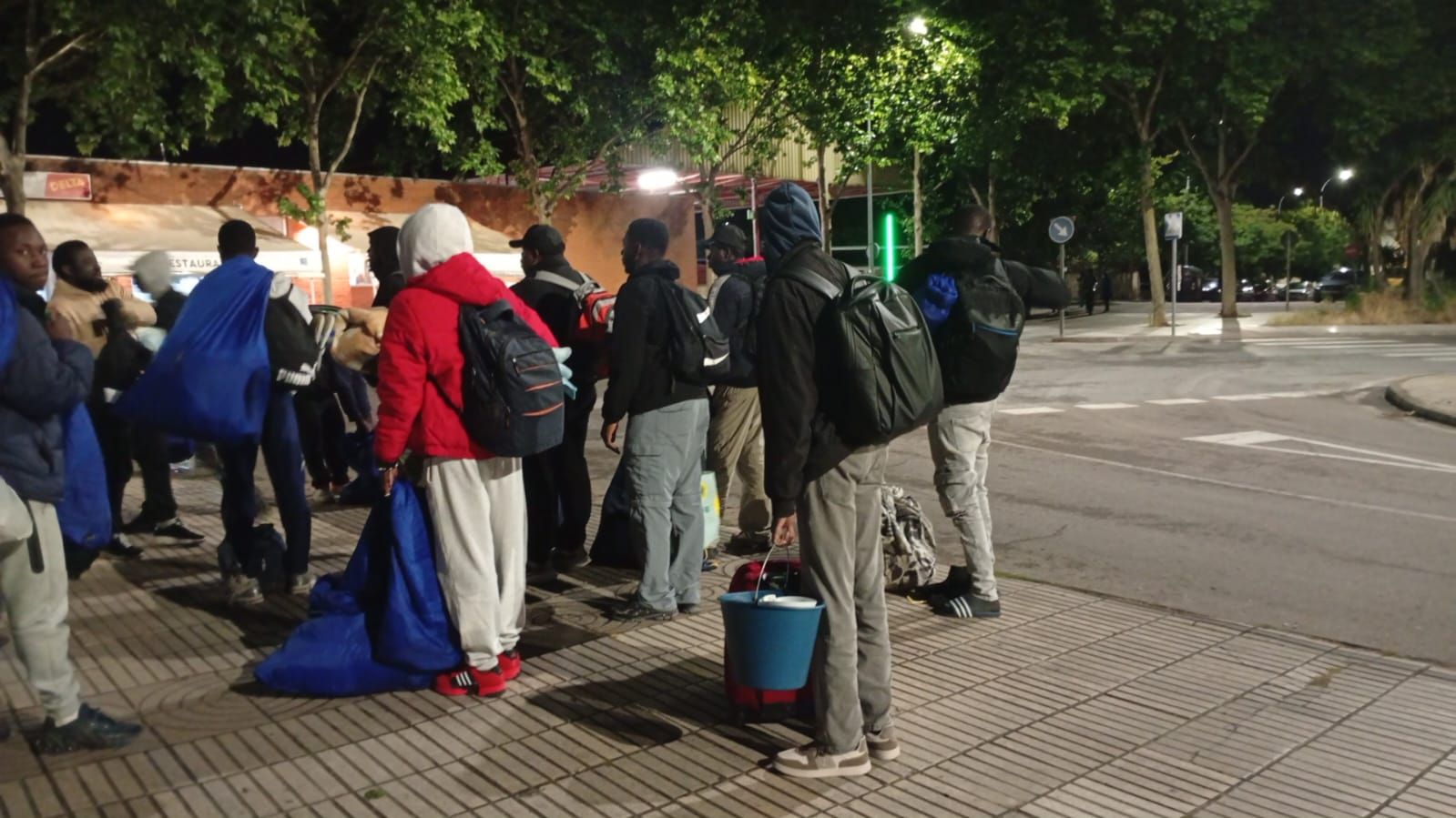El grupo de migrantes que fue desalojado anoche de la estación de autobuses de Badajoz.
