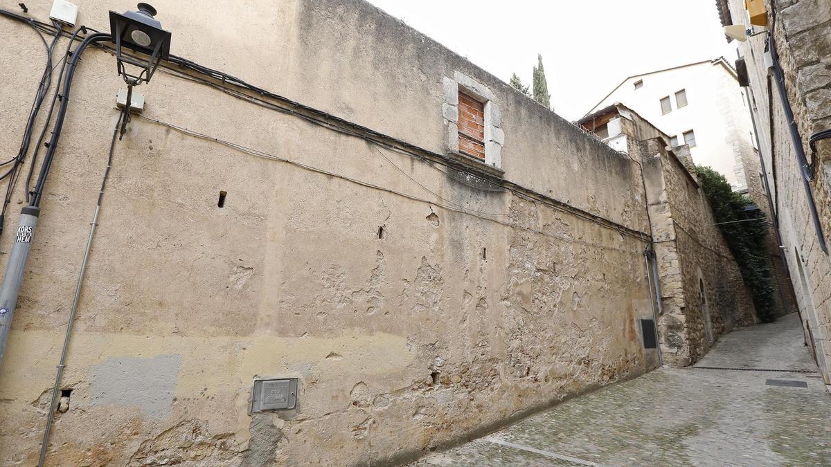 Una part de l’edifici de les Butinyanes al carrer dels Alemanys.