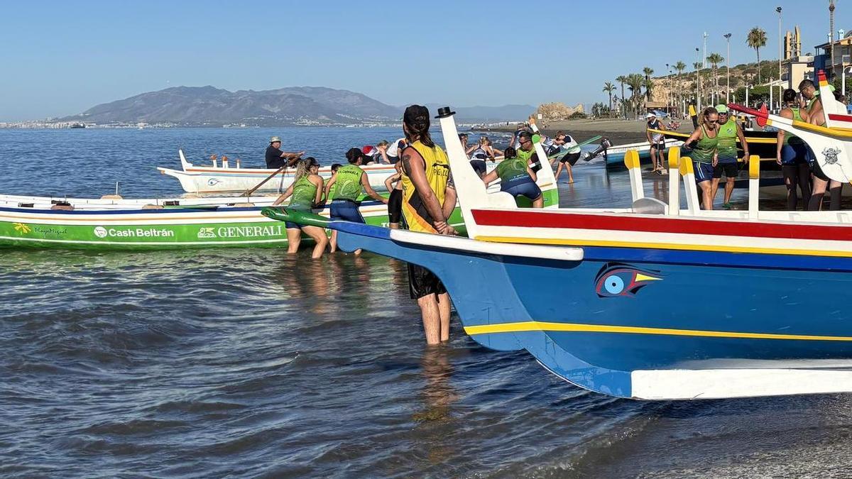 Panorámica con varias barcas de jábega, durante el desarrollo de la competición de este fin de semana en La Cala del Moral.