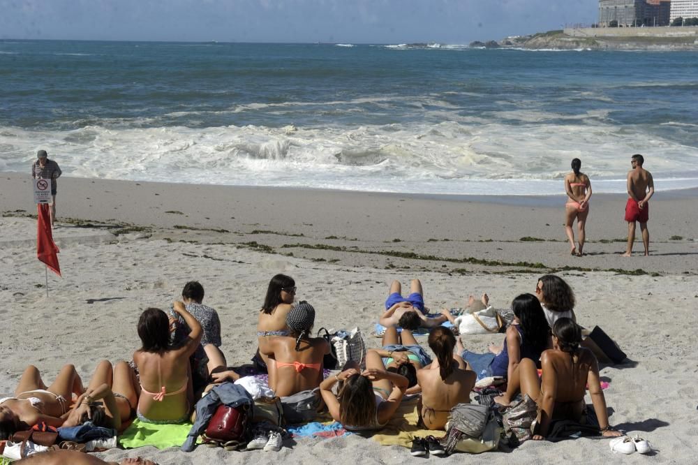 Desalojo de las playas de Riazor y Orzán