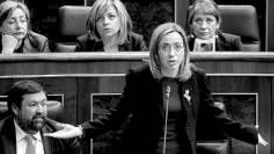 La oposición al completo acorrala a Zapatero por la salida de Kosovo