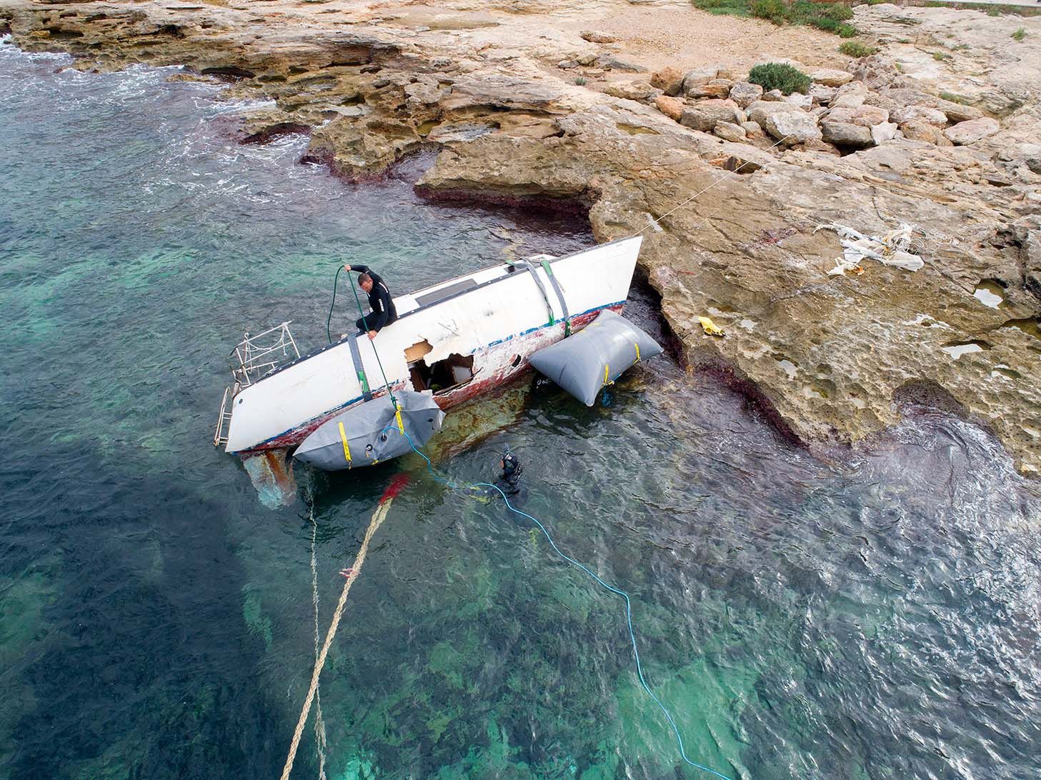 Retiran un velero varado en una cala de Ibiza desde septiembre.