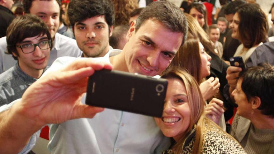 Pedro Sánchez se hace un &#039;selfie&#039; con una simpatizante.