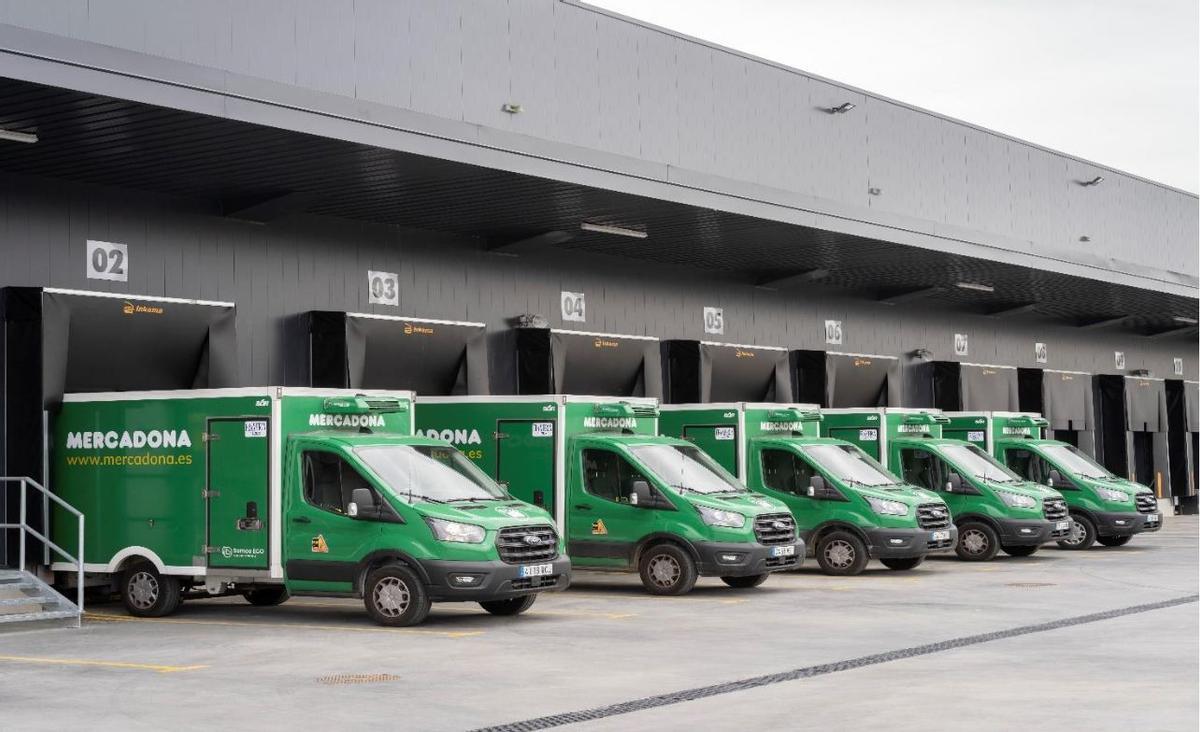 Vehículos de reparto de una colmena de Mercadona.