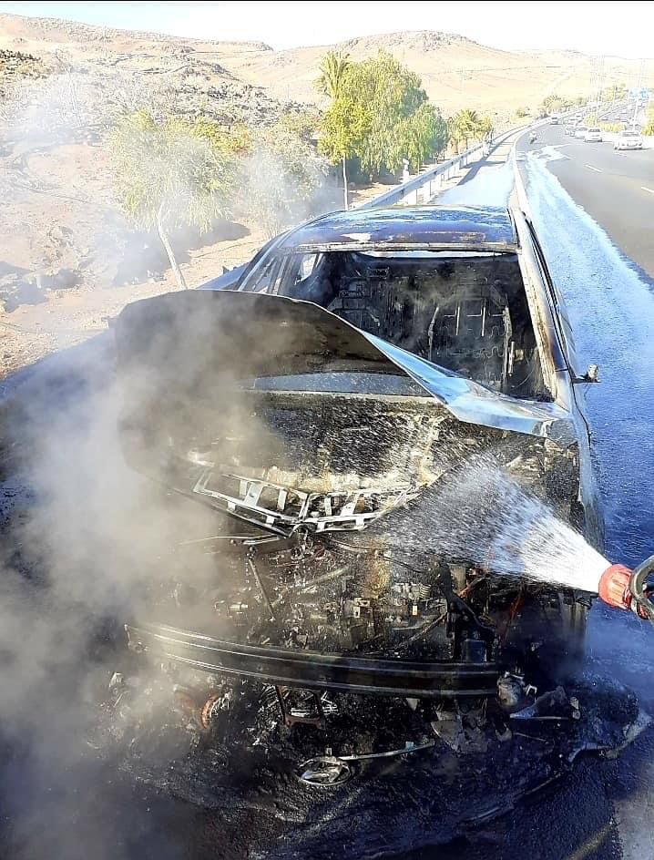 Incendio de un vehículo en la GC-1