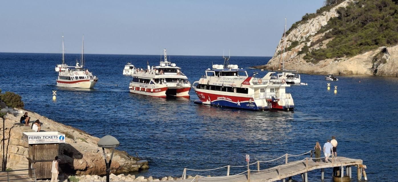 Galería: Un barco de línea choca contra unas rocas y acaba en la playa de cala Llonga