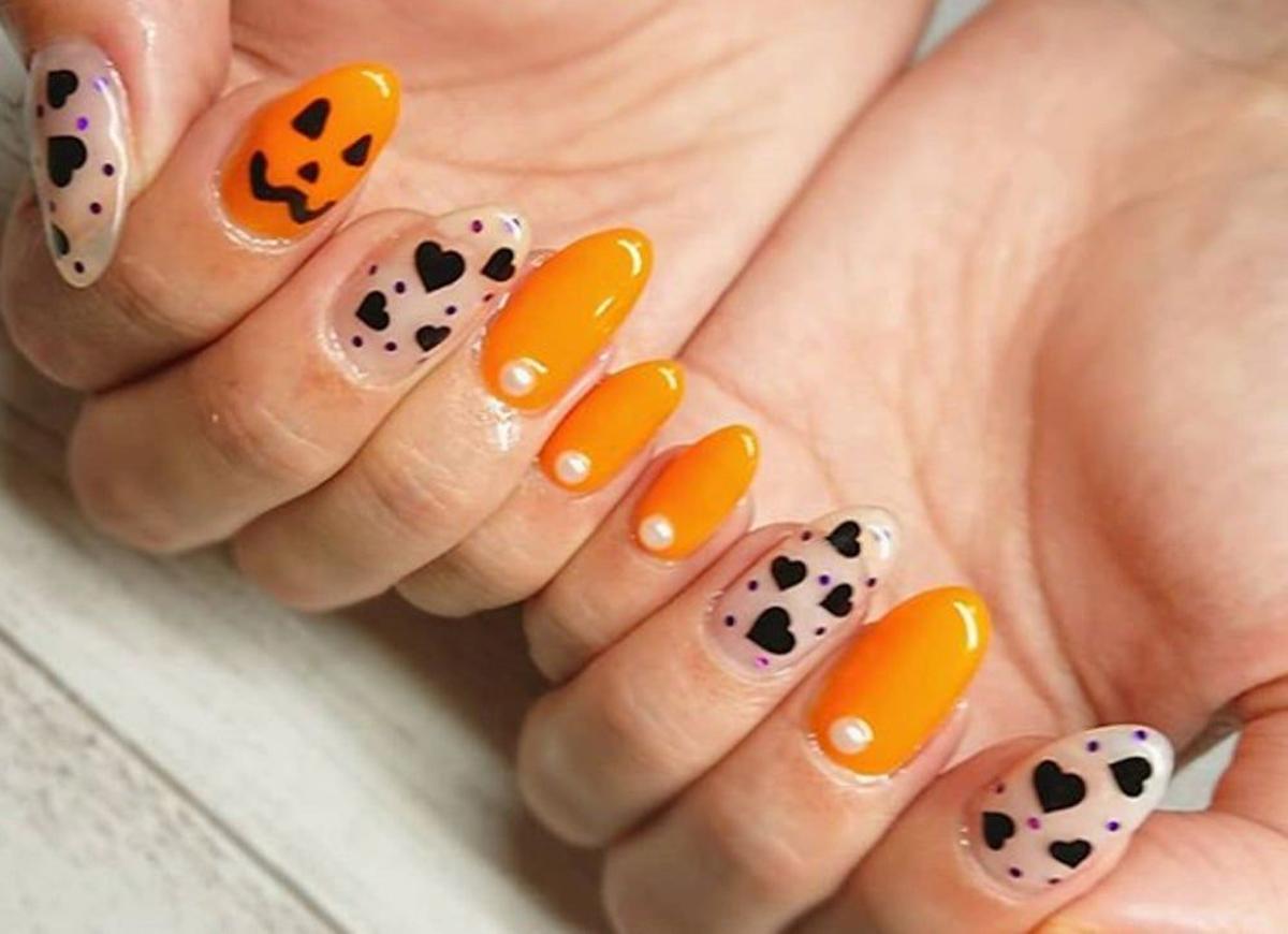 Manicura para Halloween: perlitas y corazones