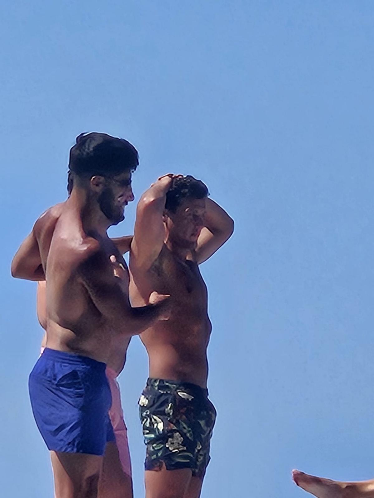 Marco Asensio navega con amigos por la costa de Andratx