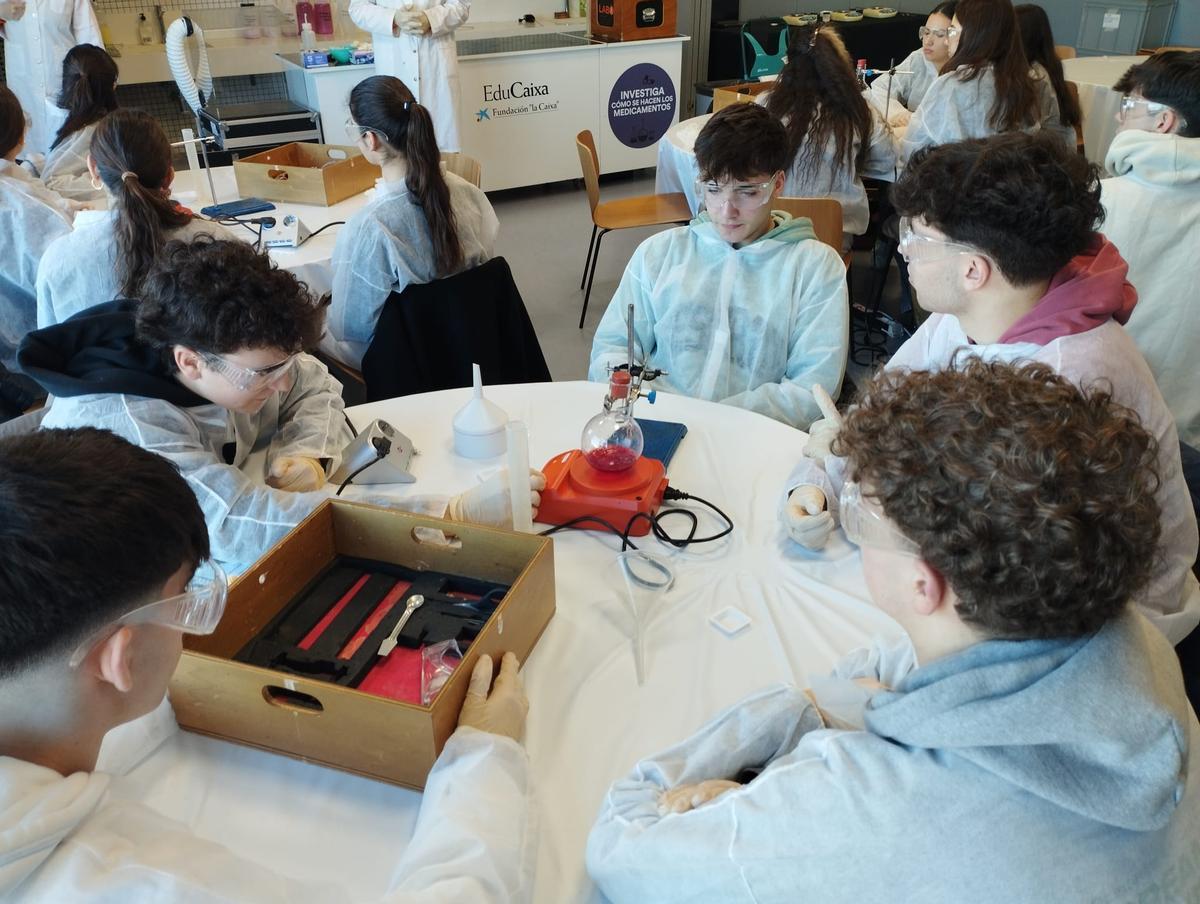 Los alumnos, en pleno experimento.