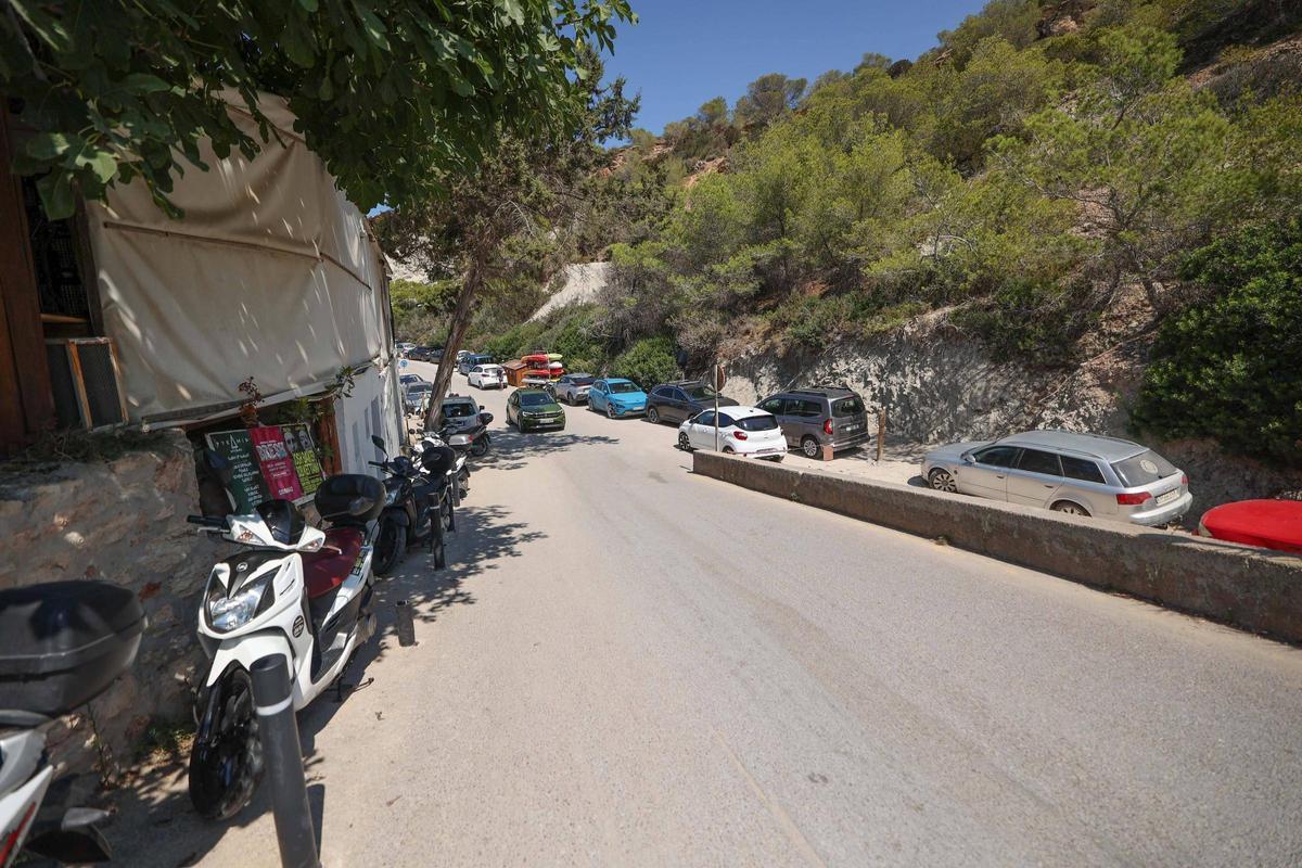 Descubre aquí todas las imágenes de la masificación en el aparcamiento de Cala d'Hort