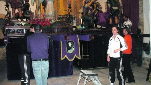 La cofradía de Jesús Nazareno prepara los pasos y los abades comparten una degustación de bacalao