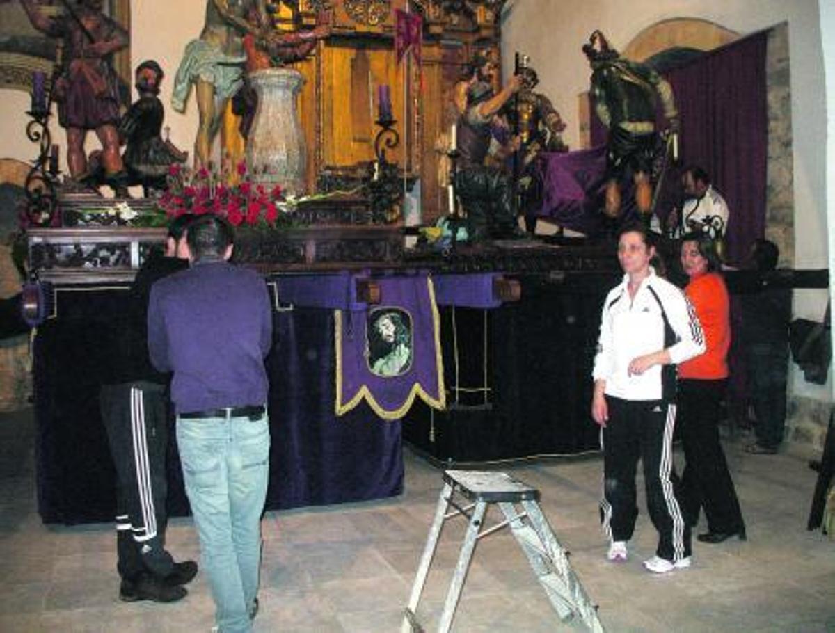 La cofradía de Jesús Nazareno prepara los pasos y los abades comparten una degustación de bacalao