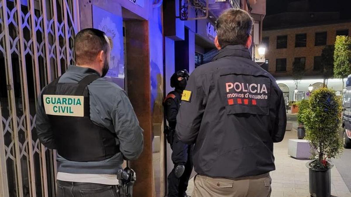 Agentes de Guardia Civil y Mossos en la operación