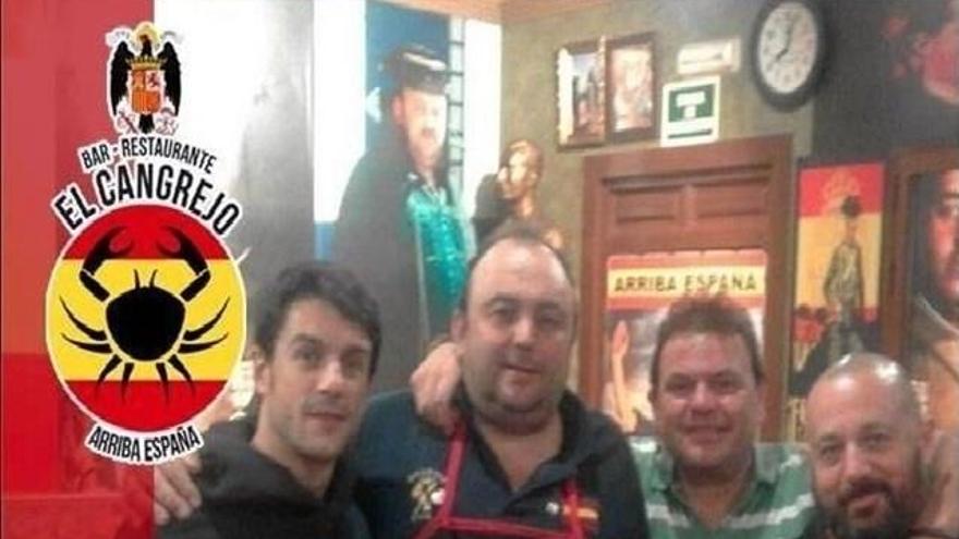 Pepón Nieto y Alejo Sauras, fotografiados con banderas franquistas