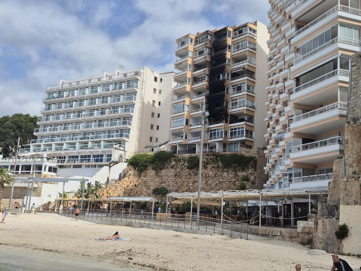 FOTOS | Mueren dos personas en un incendio en un bloque de viviendas de Magaluf FOTOS | Mueren dos personas en un incendio en un bloque de viviendas de Magaluf