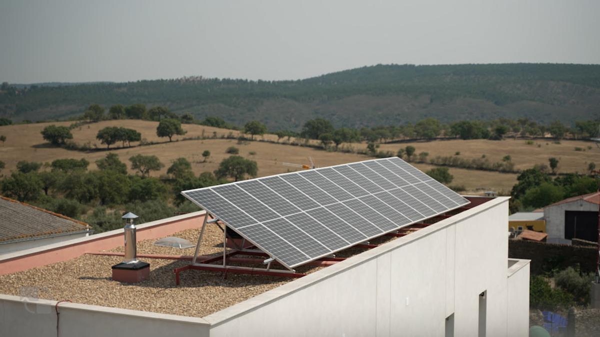 La primera comunidad solar de España para un pueblo entero ya funciona en Cedillo