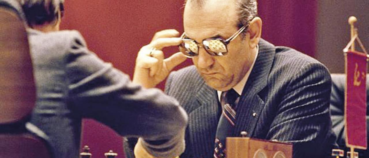 Korchnoi, con las gafas de espejo que utilizó en el primer duelo con Karpov por el título mundial.