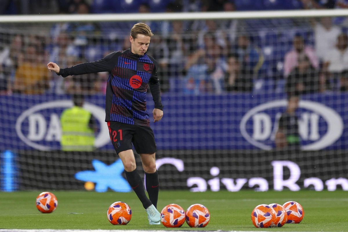 Frenkie de Jong en un calentamiento pre-partido