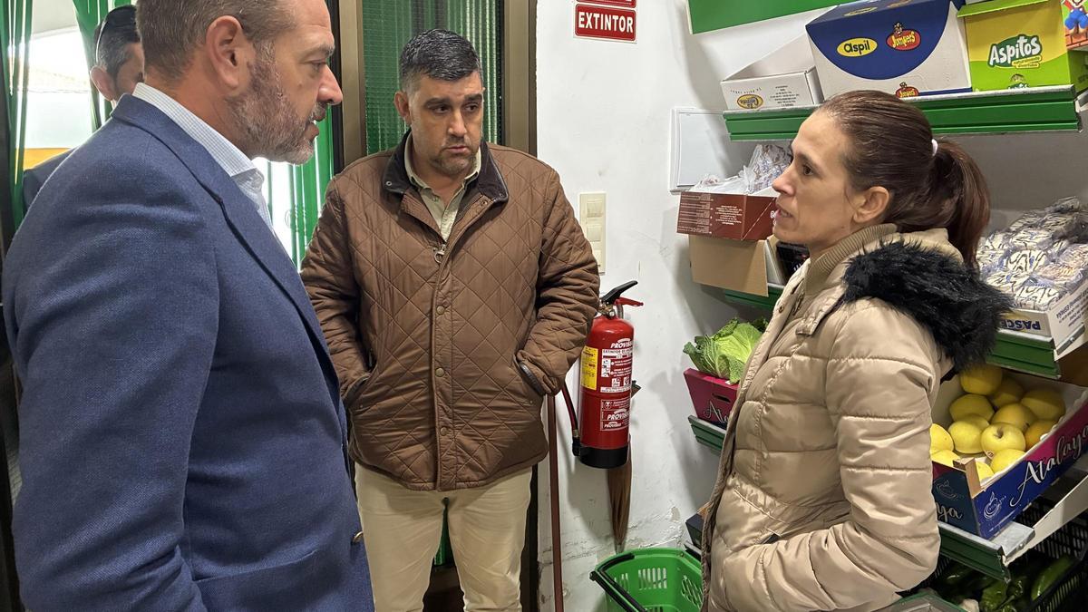 El consejero de Gestión Forestal y Mundo Rural, Francisco Ramírez, visita un pequeño comercio.