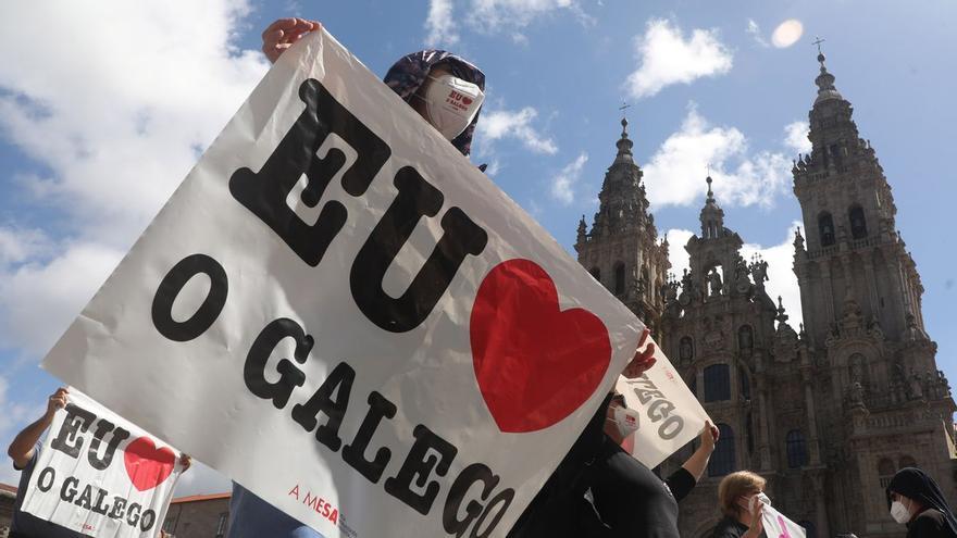 Miles de persoas enchen a Praza do Obradoiro en defensa do galego fronte á política lingüística da Xunta