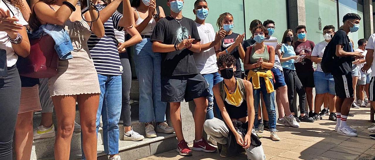 Imagen de los alumnos de Bachiller concentrados el pasado lunes ante las puertas de la Oficina de Educación | | ONDA FTVA.