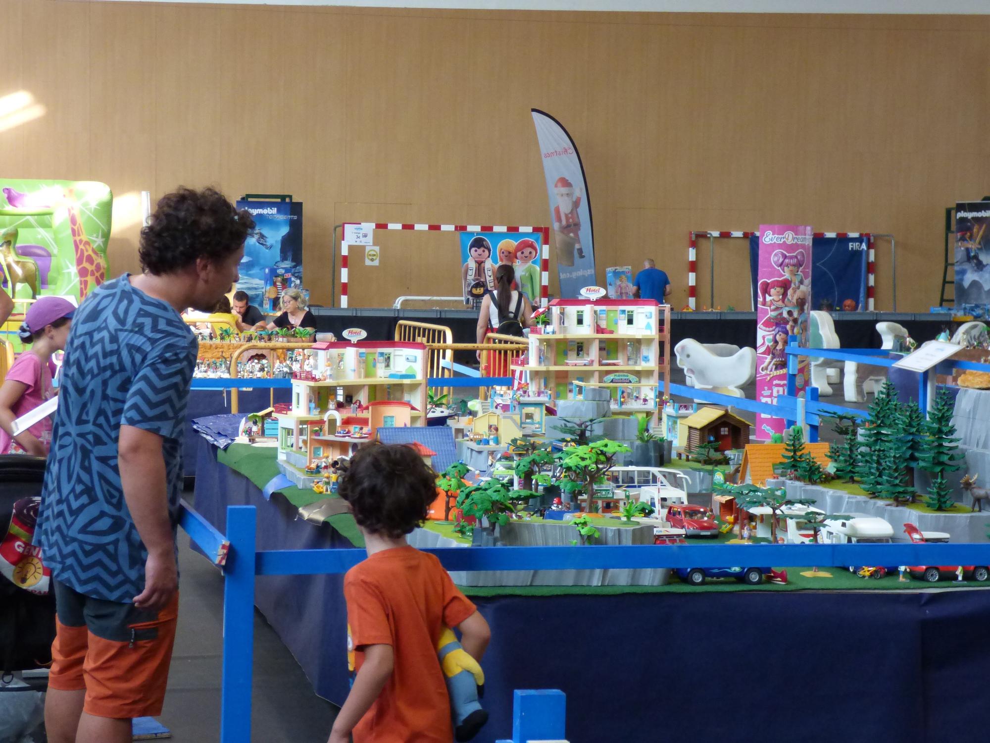 Els clicks arriben a Sant Pere Pescador en la seva primera Fira de Playmobil