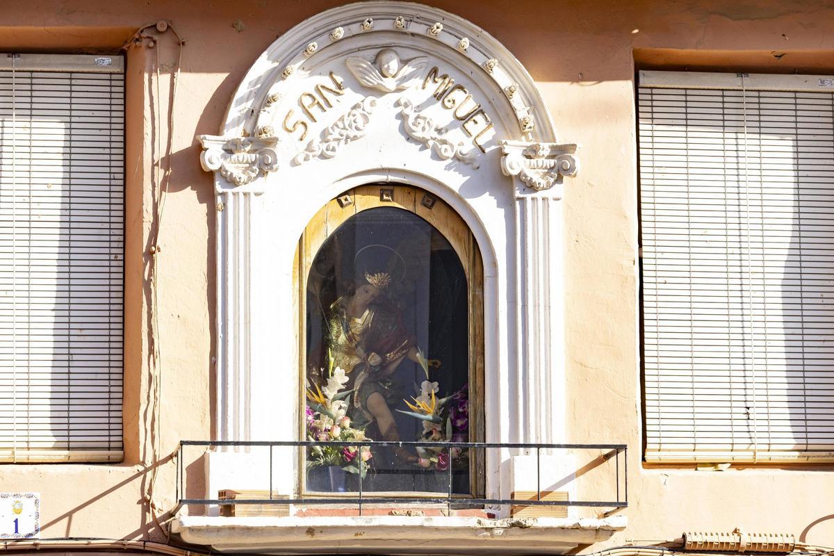 La talla es casi centenaria y fue realizada en madera por un artesano de València.