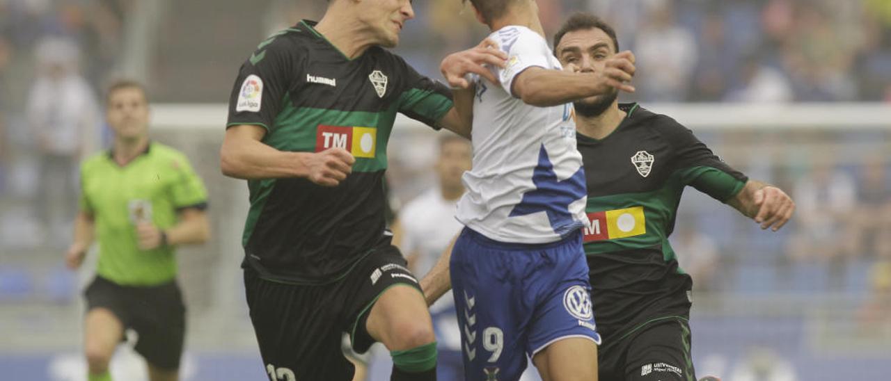 Dani Calvo y Gonzalo Verdú pugnan por un balón con el delantero del Tenerife Dani Gómez.