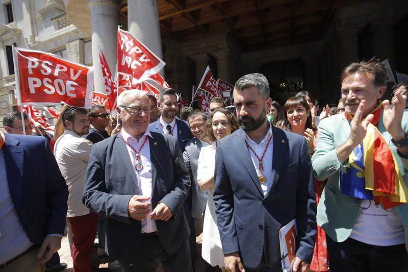 Baño de masas de Ribó y Gómez tras la constitución del ayuntamiento