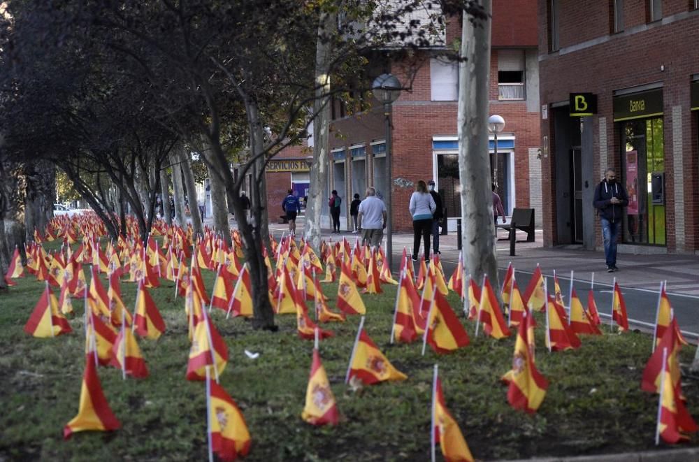 La Avenida Juan de Borbón de Murcia amanece con miles de banderas de España por las víctimas del coronavirus