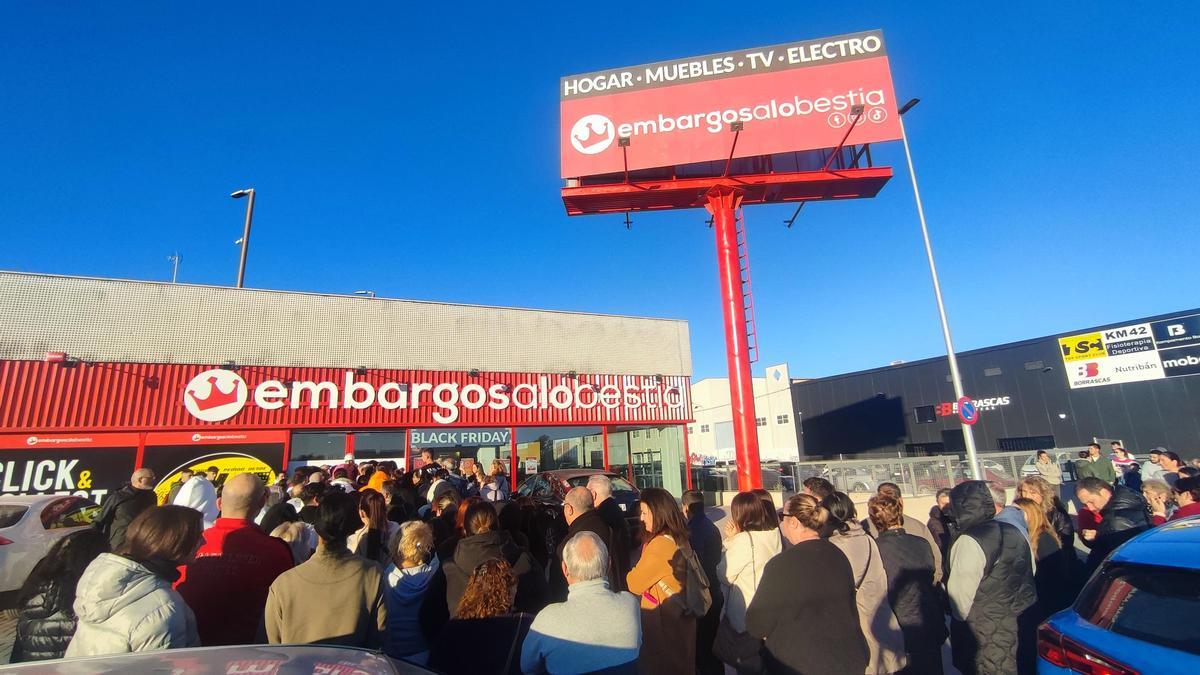 Decenas de personas aguardan en la puerta de Embargosalobestia.