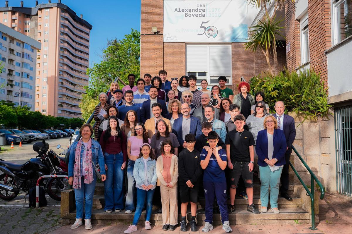 IES Alexandre Bóveda. Acto de homenaxe a Begoña Caamaño, ex alumna do centro, coa estrea do documental da RAG sobre a escritora. Estará o ex presidente Víctor Freixanes e presidente actual da RAG, Henrique Monteagudo; Beatriz Caamaño, amizades e profesoras dela.v