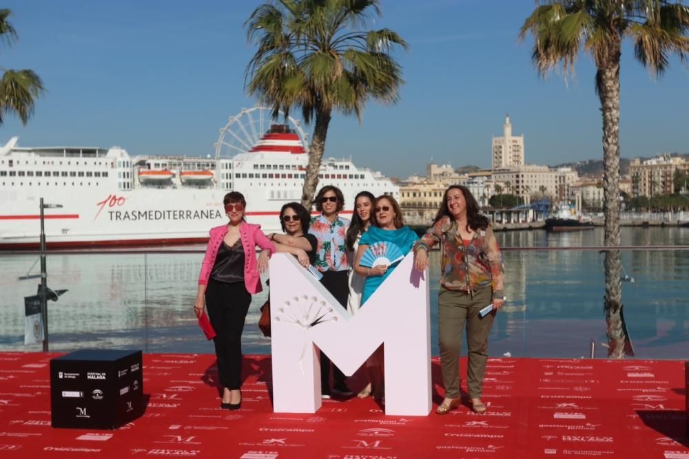 El elenco de la cinta, que concursa en la Sección Oficial, posa para los medios en el Muelle Uno con su directora Marta Díaz al frente.