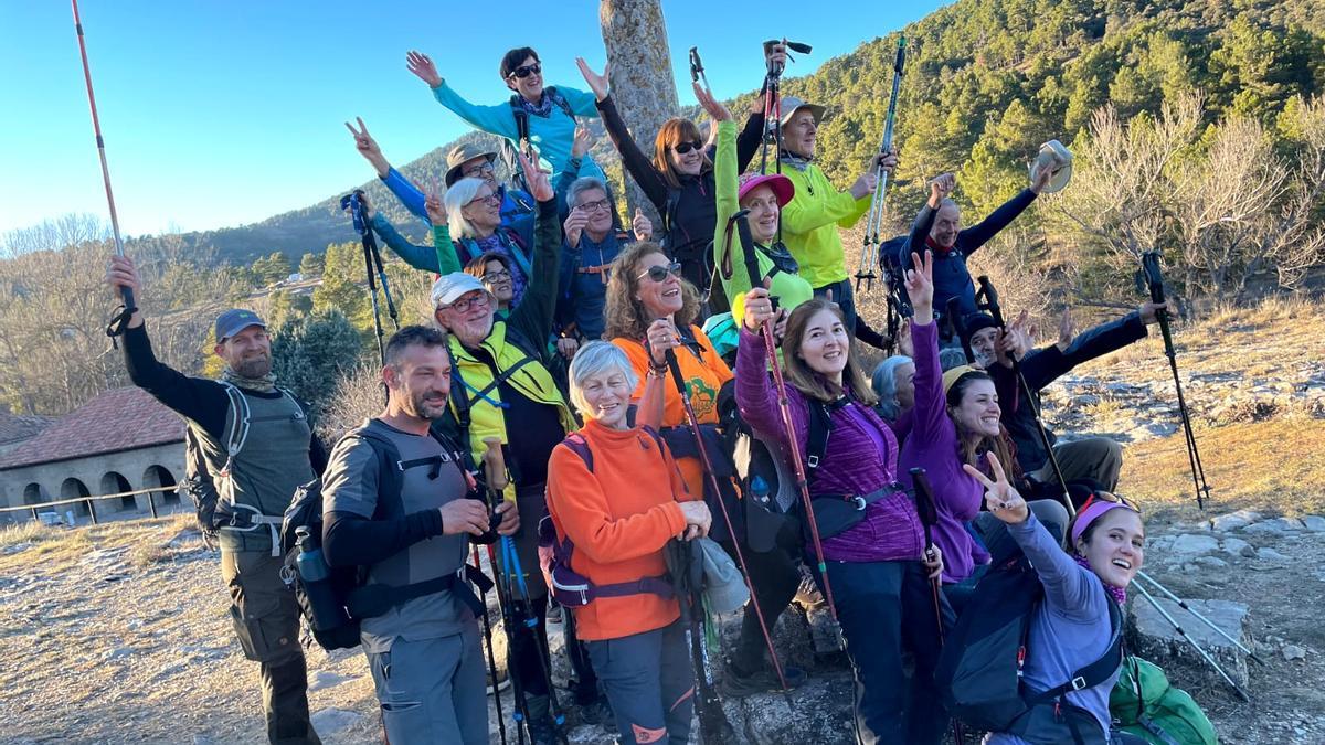 Imagen de los miembros del Centre Excursionista de Castelló al llegar a Sant Joan de Penyagolosa.