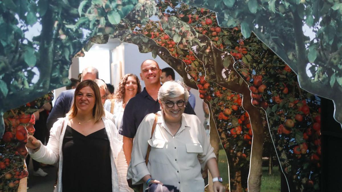 Por la izquierda, Gimena Llamedo y Ana González, ayer, de visita en la Feria de Muestras. | M. León