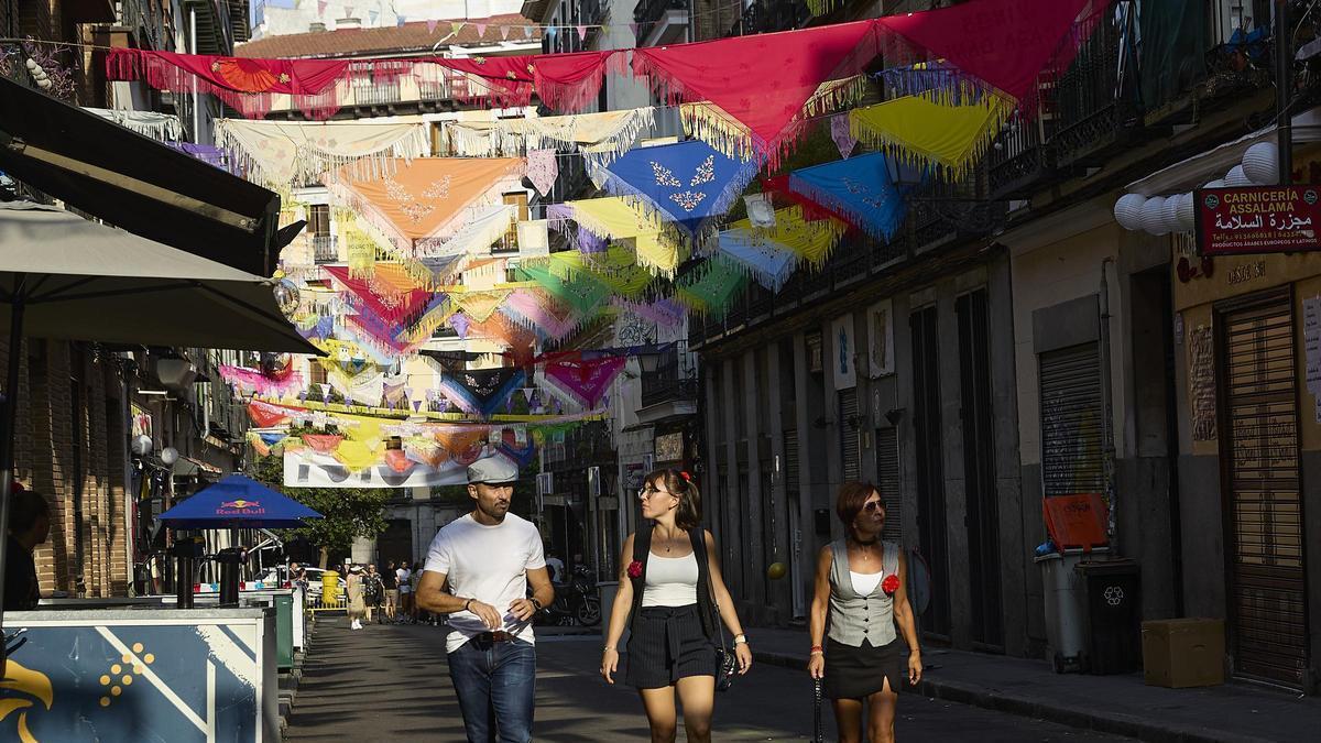 Varias personas en la calle durante las Fiestas de la Paloma 2025.