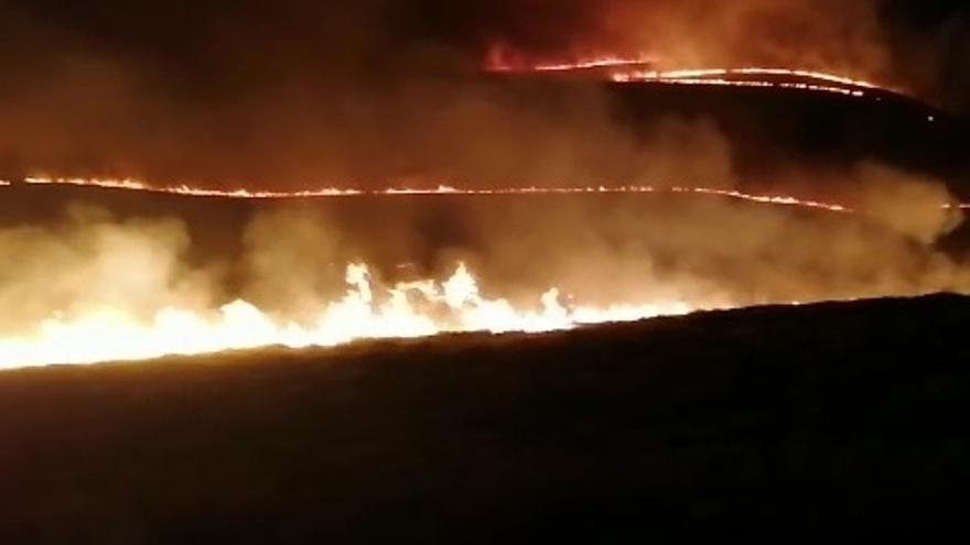 Un incendio provocado en Sanabria calcina toda la Sierra de Las Hedradas